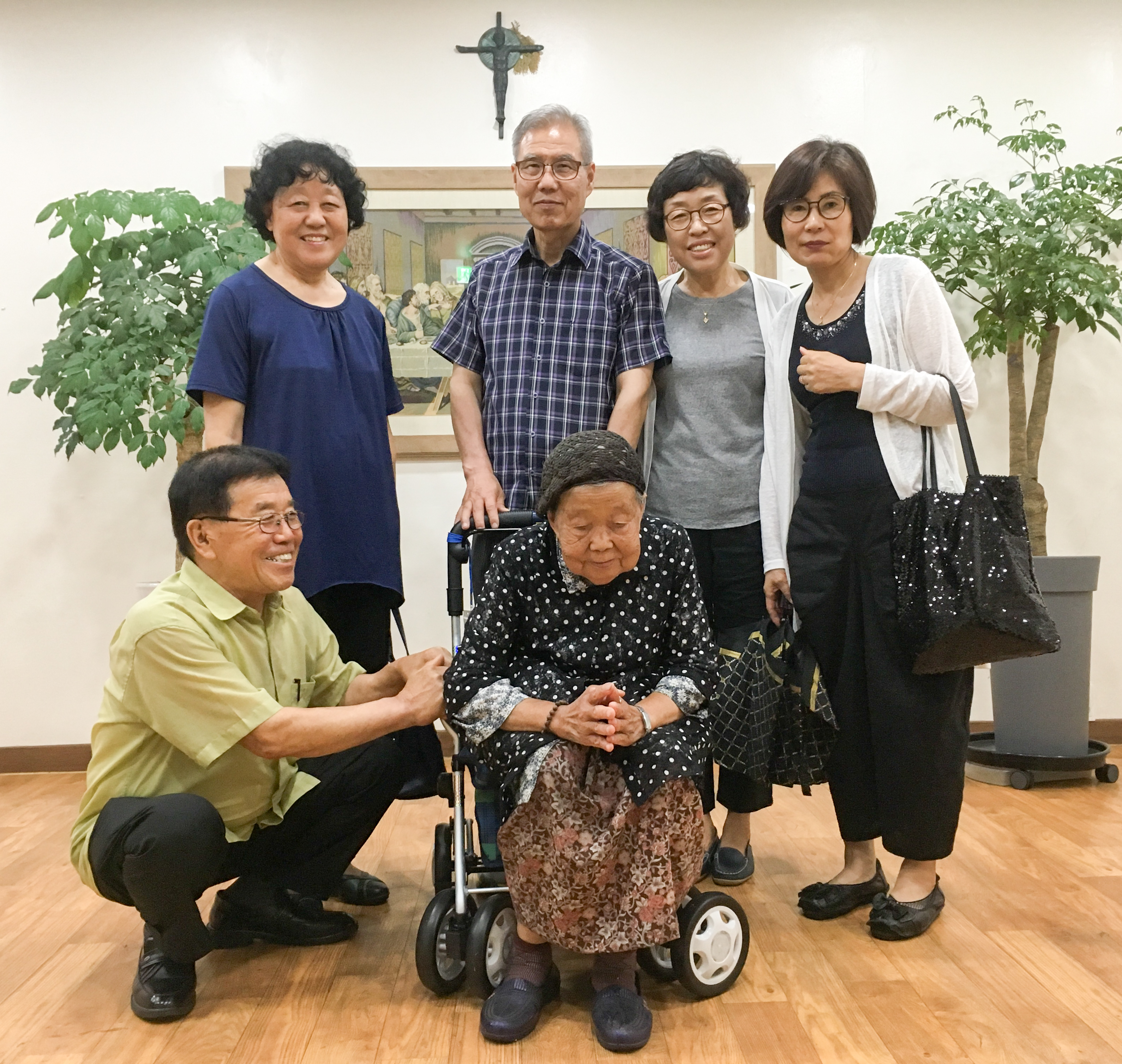 노인보행기 전달 -김 발바라.jpg