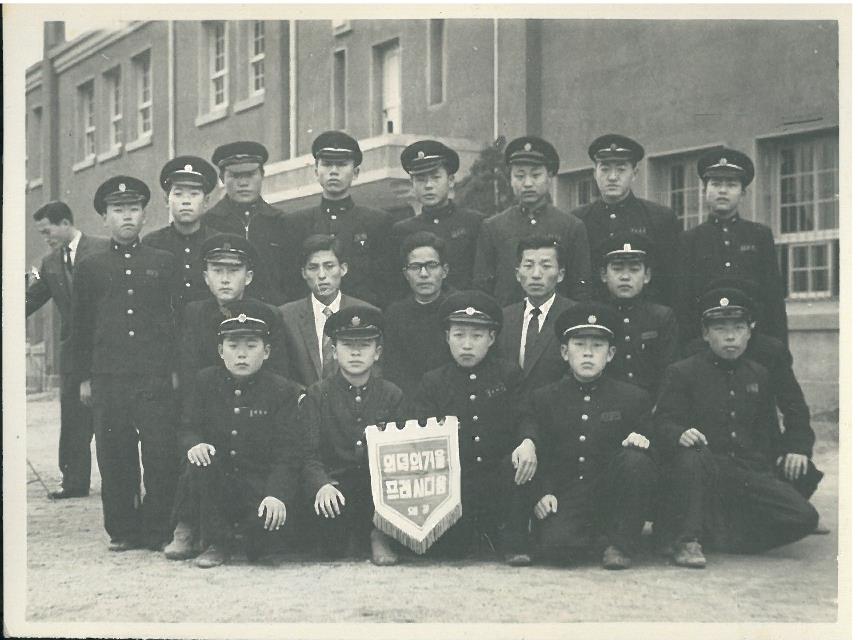 1958년 4월 7일 시업식 후 교내 의덕의거울Pr. 지도신부 황다미아노 신부님과 함께.jpg