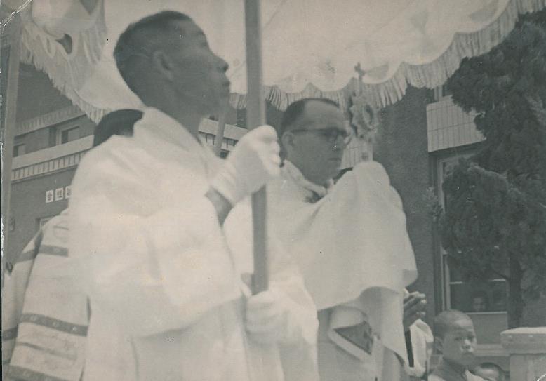 1954년 6월 20일 본당 첫 성체대회.jpg